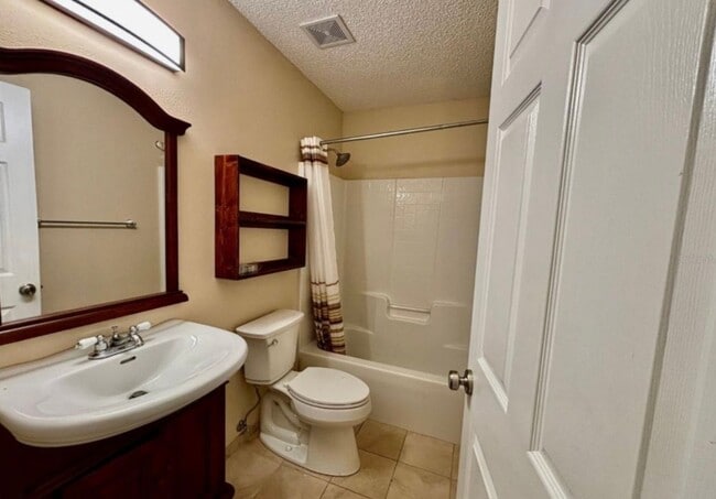 Building Photo - 4-Bedroom / 2-Bathroom Home in Palm Coast