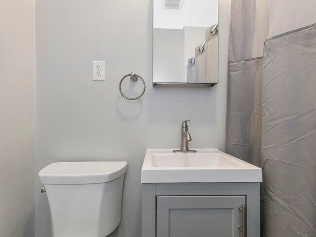 Building Photo - 180 River St