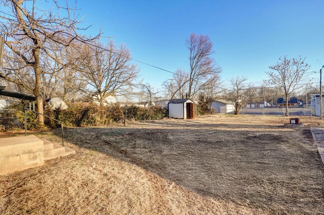 Building Photo - Newly Updated 2 Bedroom House!