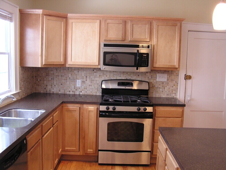 Building Photo - 425 Roosevelt Ave