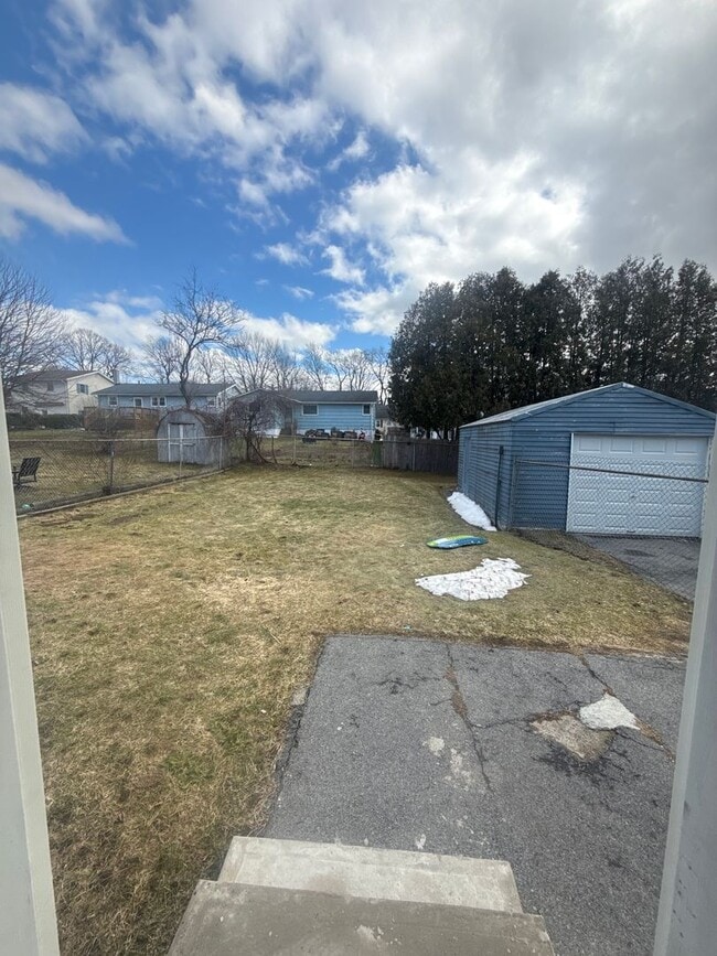 Building Photo - 3-4 Bedroom 1 Bath cape with garage in Liverpool Schools