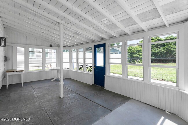 Building Photo - 608 Mercer Ave