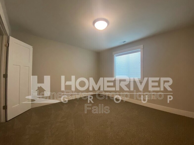 Building Photo - 690 Silvermaple Dr