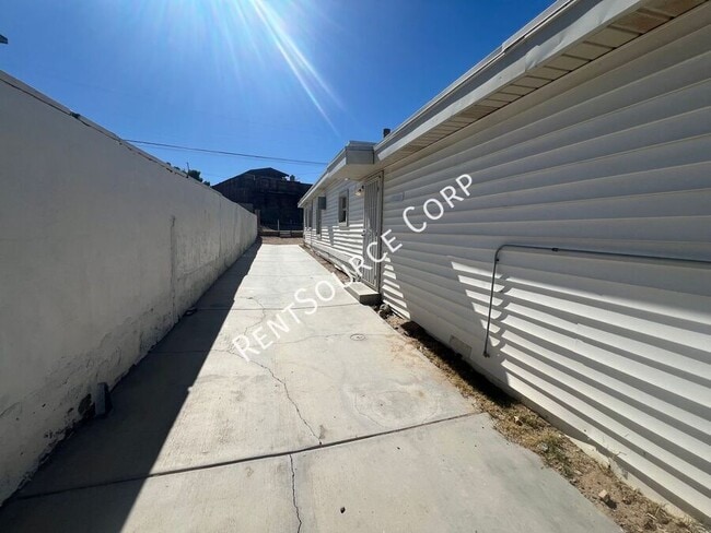 Building Photo - 920 Flora St