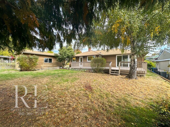 Building Photo - Enjoy Breathtaking Sunsets in the Heart of Manette