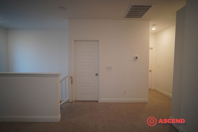 Building Photo - Luxurious 5 bedroom located in Gossamer Grove!