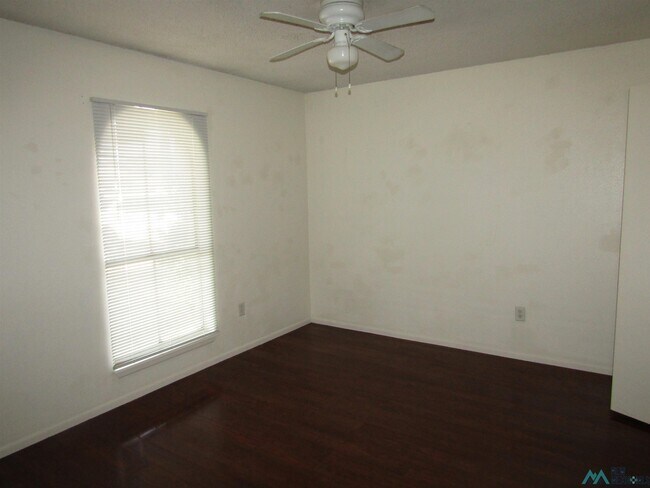 Building Photo - 1707 W Currier Ave