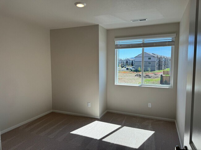 Building Photo - 4 bedroom 2.5 bathroom in Marcola Meadows!