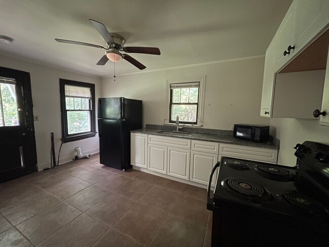 Building Photo - Newly available in woodycrest