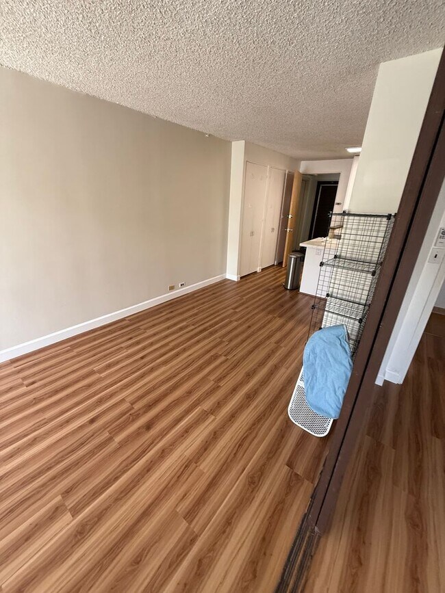 Building Photo - 1 Bedroom / 1 Bathroom / 1 Parking – Recently Renovated