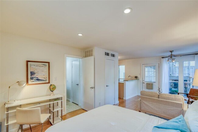 Building Photo - 2526 Durwood St