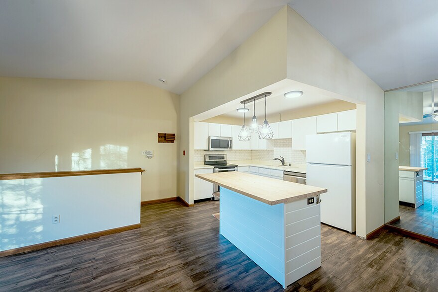 Building Photo - 6920 Mariner Dr