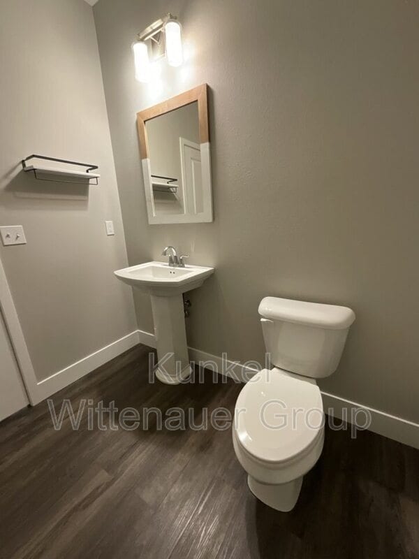 Building Photo - 1212 Hickory Point Dr