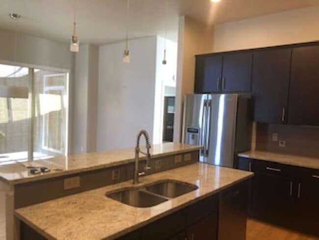 Building Photo - Lovely and Light Open Concept Louisville H...