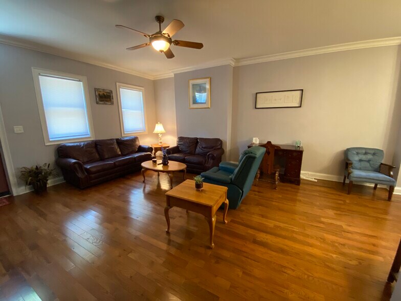 Building Photo - 907 E Carson St