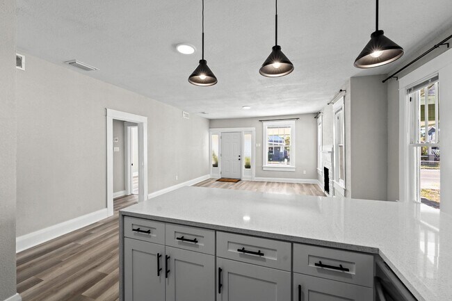 Building Photo - 1010 E Lake Ave