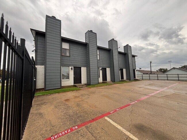 Building Photo - Gated & Affordable-Move in special!