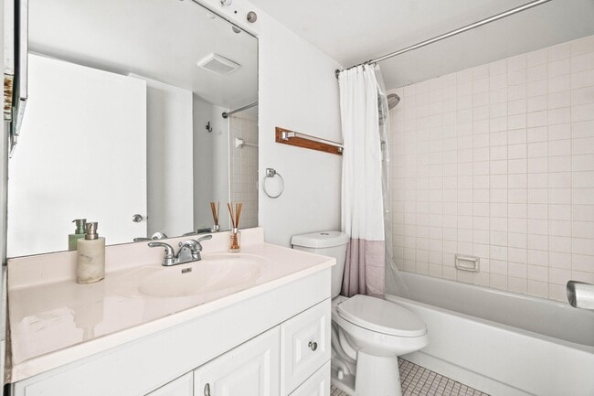 Building Photo - 17 Royal Palm Way