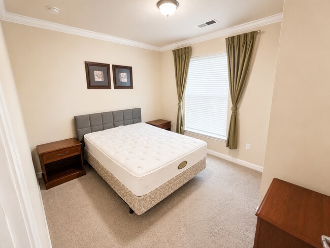 Building Photo - Spacious Furnished 3-Bedroom Condo Oasis with 2 Baths in Davenport