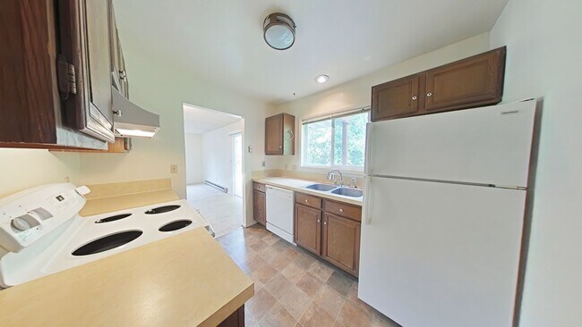 Building Photo - 2Bed 1Bath with Carport! Walk to MSU