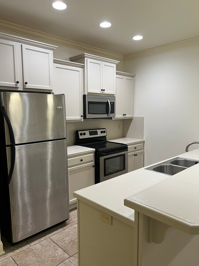 Kitchen - 37150 Woodgate Ave