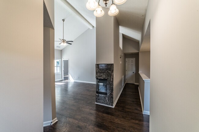 Building Photo - 2014 Fairway Hills Dr
