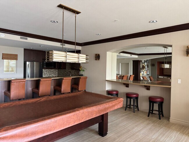 Building Photo - Gorgeous 3 Bed, 2 Bath Unit with Ocean Views
