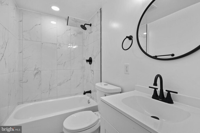 Building Photo - 34 E Hendrickson Ave