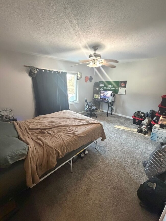 Building Photo - AVAILABLE JUNE -4 Bed, 2 Bath Home with Garage!