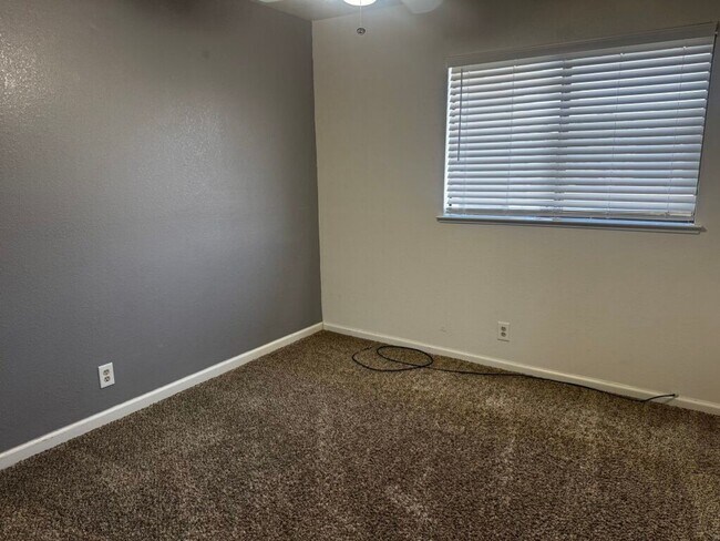 Building Photo - Charming Oakdale Home 3 bedrooms 2 bathrooms