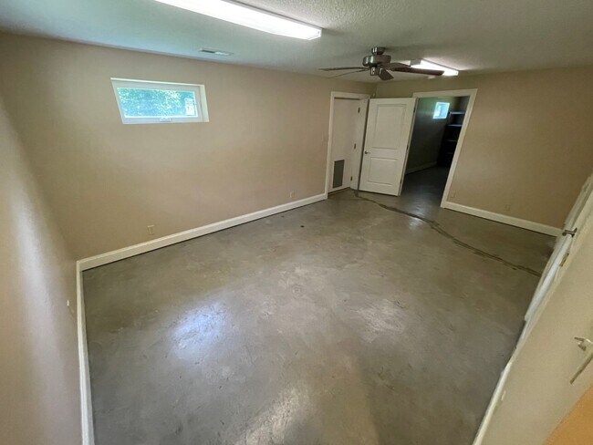 Building Photo - Elegant 4bd/3ba Home with Fenced-in Backyard