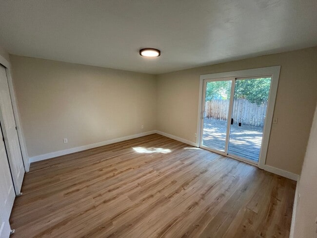 Building Photo - Single Level Duplex Just off Wilson