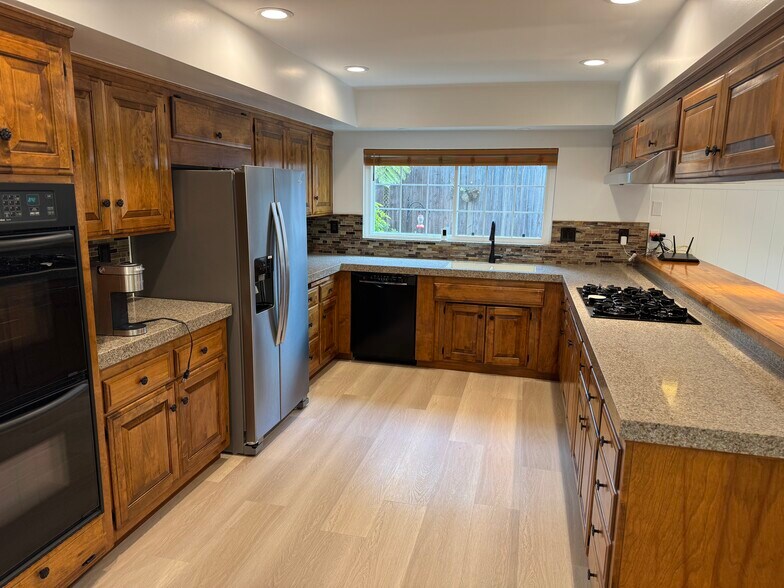 Kitchen - 304 N Meadows Ave