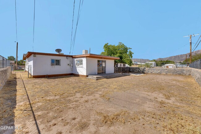Building Photo - 4945 Sierra Madre Dr
