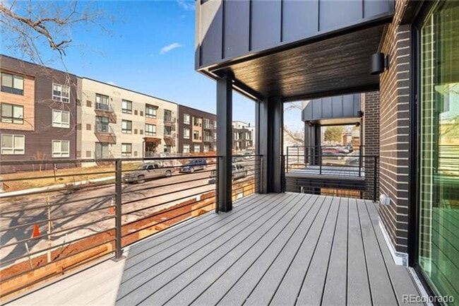 Building Photo - First Month on Us!  Gorgeous Contemporary ...