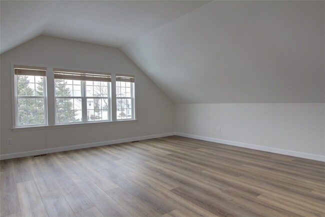 Building Photo - 245 Roseland Ln