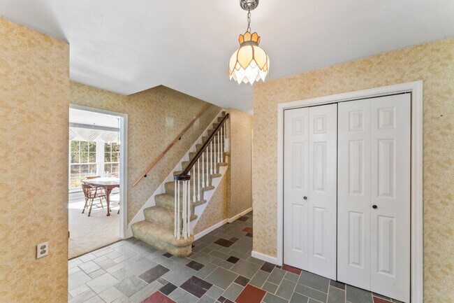 Building Photo - 23 Westview Dr