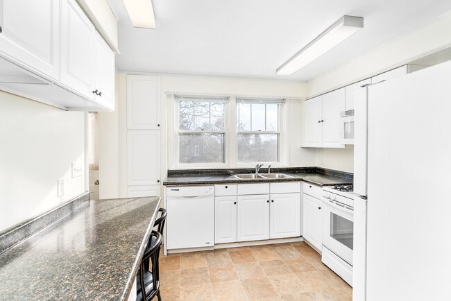 Building Photo - 5724 W 8th St