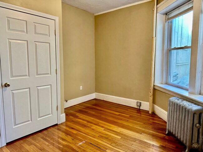 Building Photo - 74 Egmont St