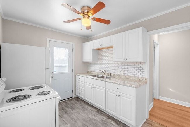 Building Photo - Gorgeous 2BR/1BA Duplex near Selwyn and Park Rd Hotspots!