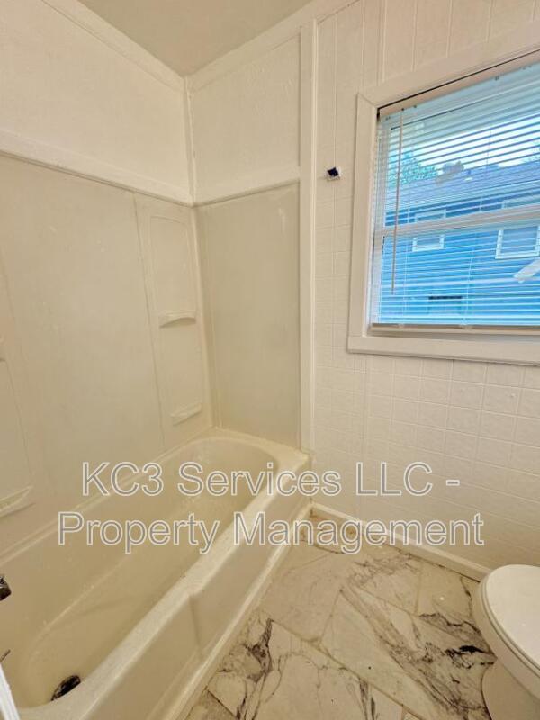 Building Photo - 2215 E 81 St