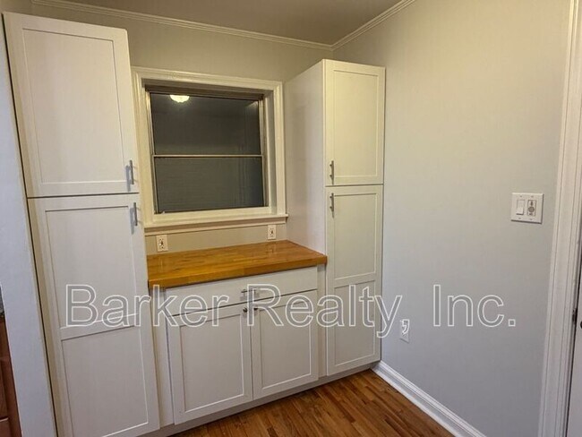 Building Photo - 401 Barclay Rd