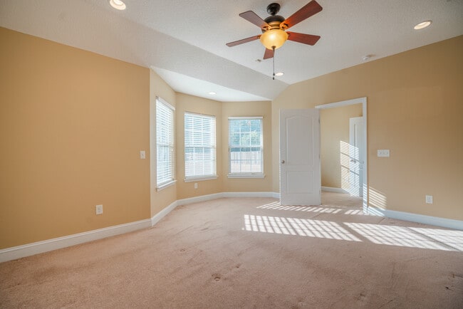 Building Photo - 59 Forest St NE