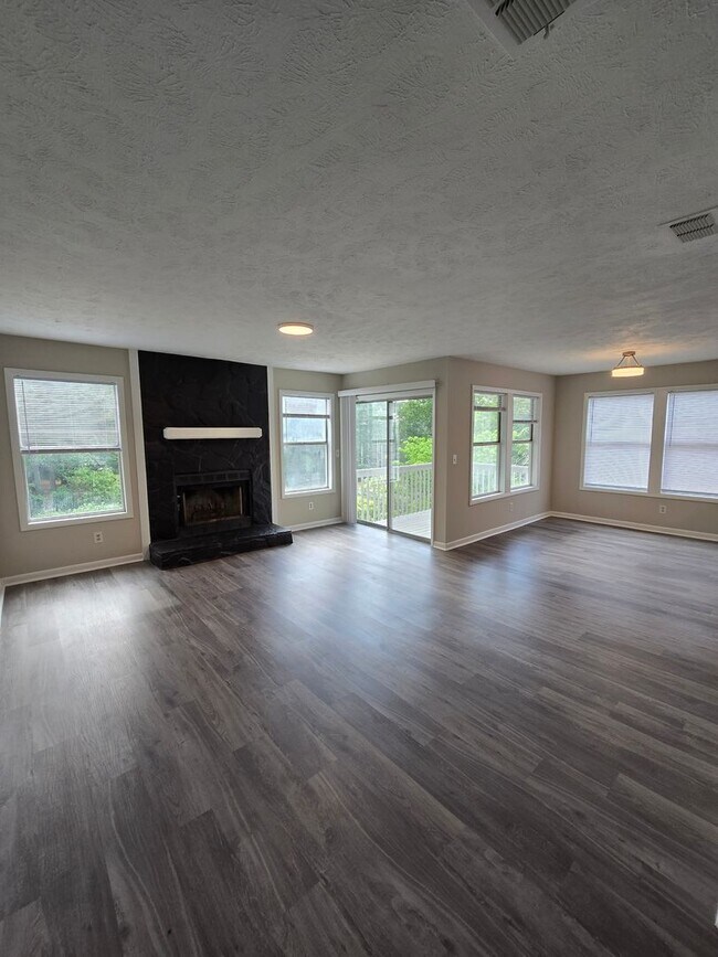Building Photo - 1021 Wood Creek Dr
