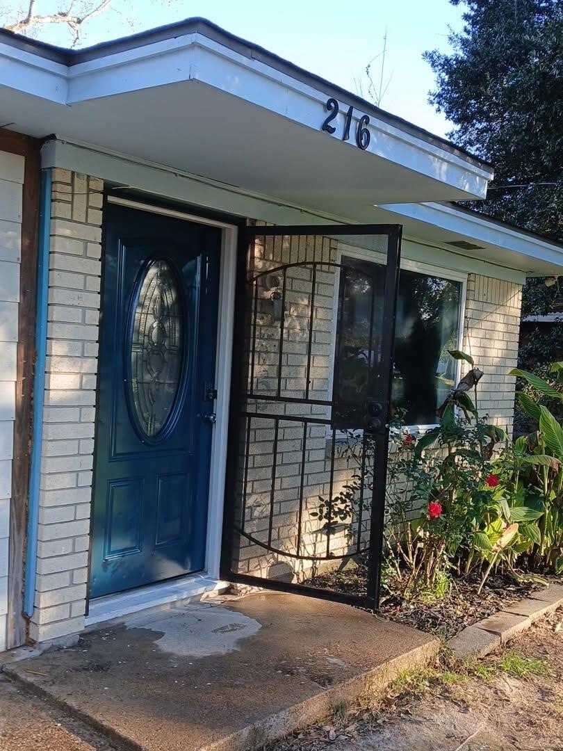 Building Photo - 216 Katherine St