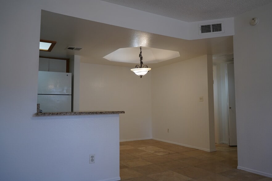 Building Photo - 4850 E Desert Cove Ave