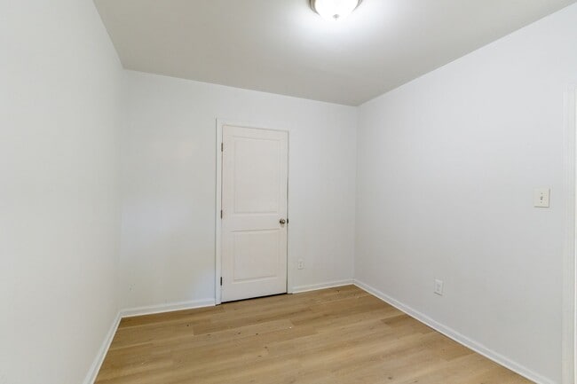 Building Photo - Newly Rehabbed 4 bedroom 2 full bathrooms ...