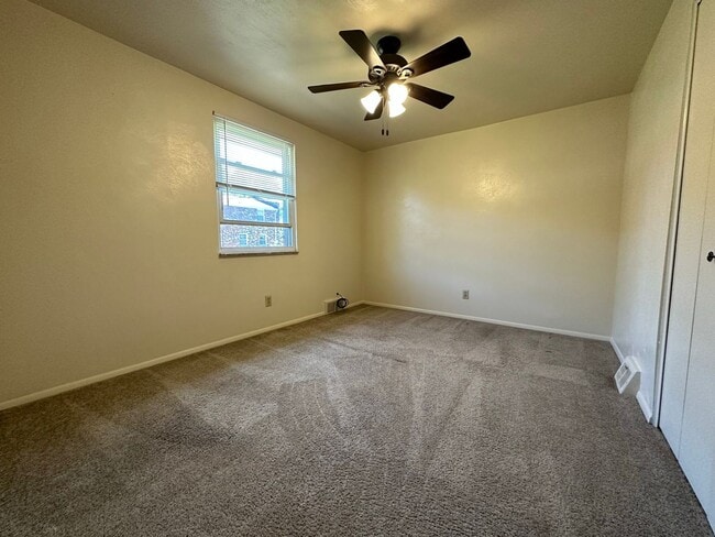 Building Photo - Wonderful Two Bedroom Townhouse in Perfect Plum Location! Private Patio, Garage & More! Call Today!