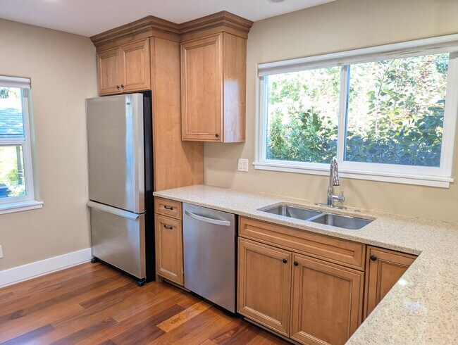 Building Photo - Serene Multnomah Village Living with Gener...