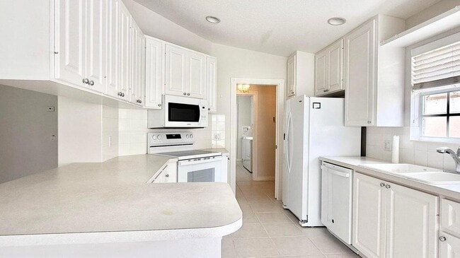 Building Photo - 7701 Pine Island Way